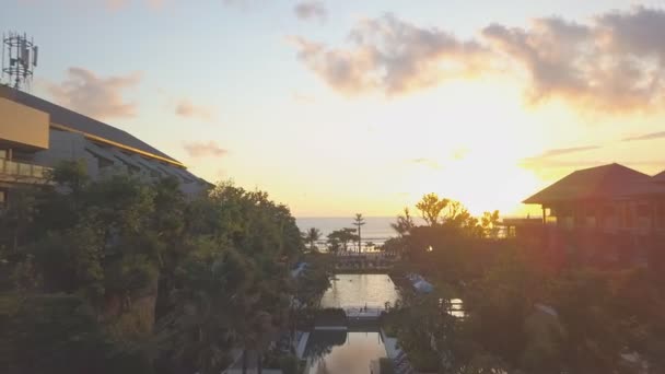 Flug Über Luxus Resort Bei Sonnenuntergang Auf Bali Indonesien — Stockvideo