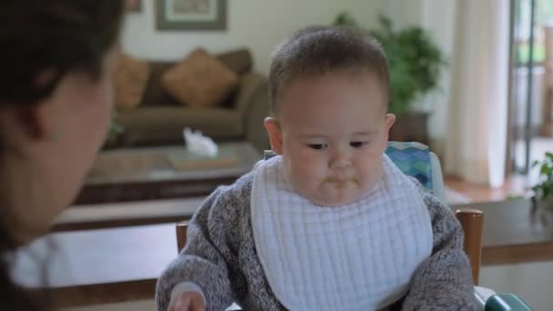 Madre Che Alimenta Suo Bambino Eccitato Con Verdure Verdi Pap — Video Stock