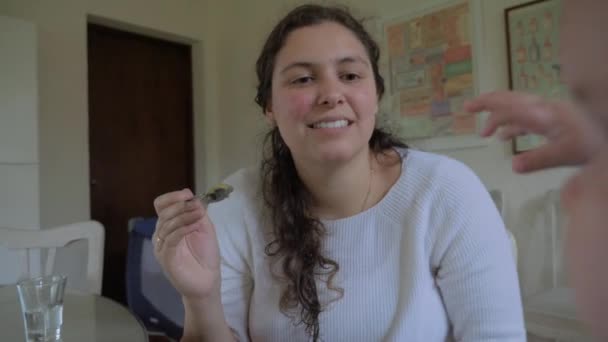 Anya Megpróbálja Etetni Kisfiát Hogy Vicces Arcokat Vágjon Zöld Zöldség — Stock videók