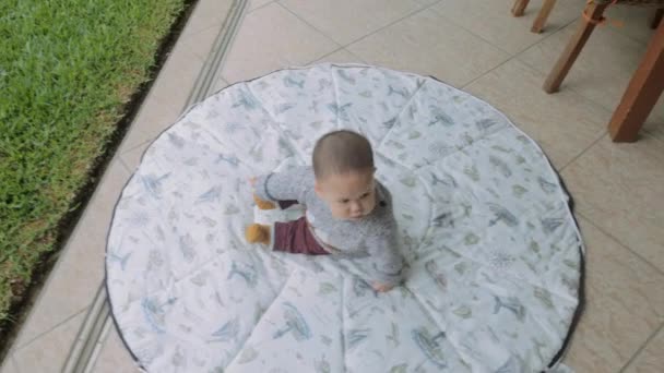 Baby Boy Valt Staat Snel Van Het Spelen Achtertuin Thuis — Stockvideo