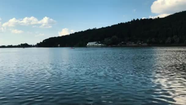 在多云蓝天的美丽天气里 很少有人能在保加利亚潘查罗湖平静的水面上畅游 — 图库视频影像