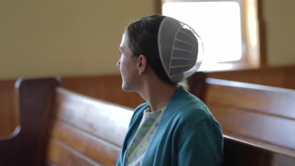 Portrait Une Jeune Femme Mennonite Regardant Par Fenêtre Une Église — Video