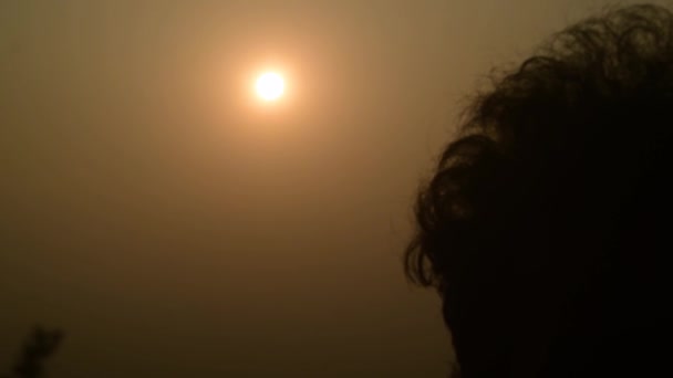 Dies Ist Ein Junge Der Den Sonnenuntergang Beobachtet — Stockvideo