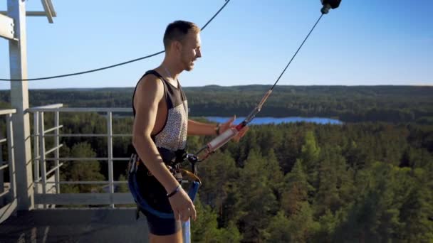 Средне Широкий Снимок Парня Майке Прыгающего Тарзанки Высокой Конструкции Опущенной — стоковое видео