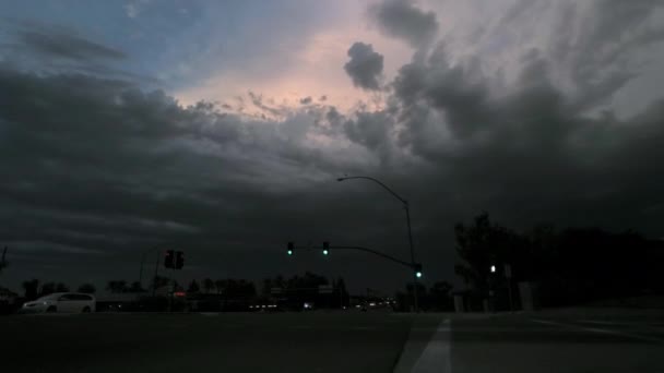 Nubes Tormenta Deslizan Intersección Ocupada Time Lapse Desde Perspectiva Panhandler — Vídeos de Stock