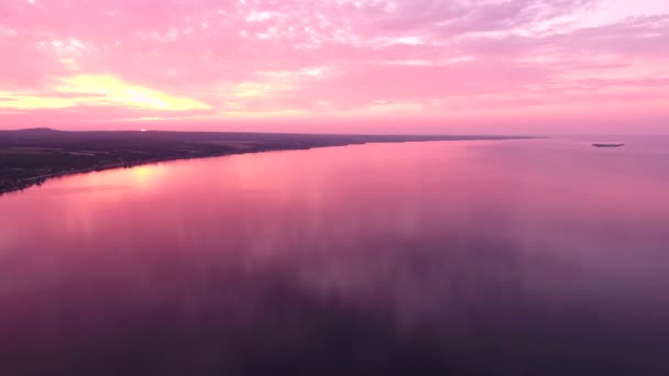 カナダのサンジャン湖の信じられないほどのピンクの夕日 夏の間にドローンで撮影された水はとても穏やかだった — ストック動画