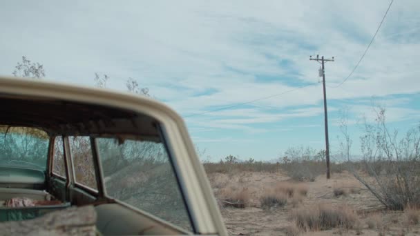 Una Macchina Distrutta Nel Deserto Della California Vicino Joshua Tree — Video Stock