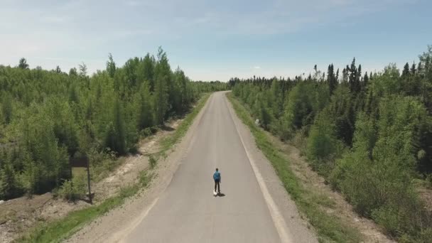 Facet Jest Longboardzie Środku Małej Drogi Lesie Nakręcone Upalny Letni — Wideo stockowe