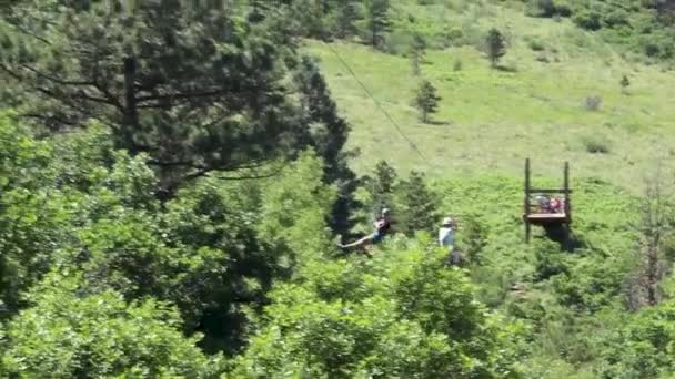 Twee Kinderen Zip Line Zomerkamp Tussen Prachtige Groene Bomen — Stockvideo