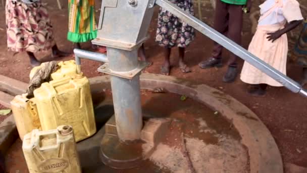 Scuola Ragazza Pompaggio Acqua Pulita Pozzo Acqua Recentemente Donato Uganda — Video Stock