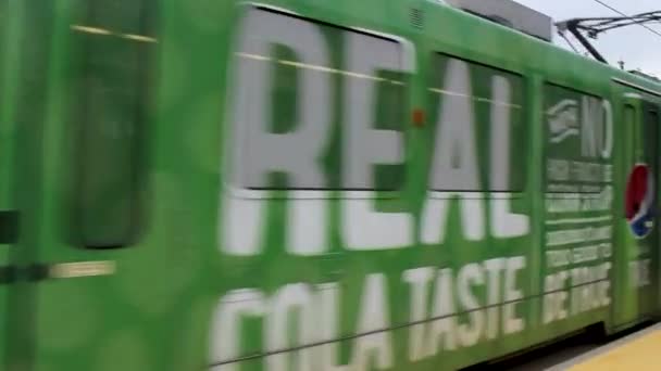 当通勤者在站台上等着看百事可乐加到列车旁边时 绿色的丹佛地铁列车驶入站台 — 图库视频影像