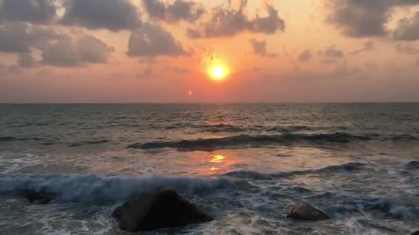 Een Prachtige Zonsopgang Een Strand Thailand Als Golven Rotsen Raken — Stockvideo