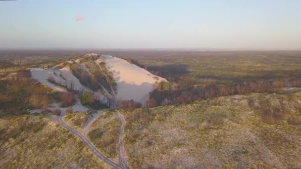 Dron Przelatuje Nad Wydmą Pobliżu Plaży Portugalii — Wideo stockowe