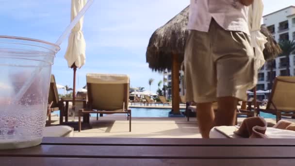 在墨西哥卡波的一个旅游胜地 有人向他提供两杯鸡尾酒 — 图库视频影像