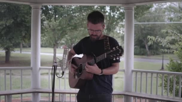 Hombre Tocando Guitarra Cantando Bajo Cenador Bajo Lluvia Empuja Desde — Vídeos de Stock