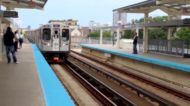 Train Boucle Chicago Approches Quai Surélevé Que Les Navetteurs Attendent — Video