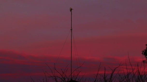 Draadloze Internet Antenne Gemonteerd Een Paal Rode Wolken — Stockvideo