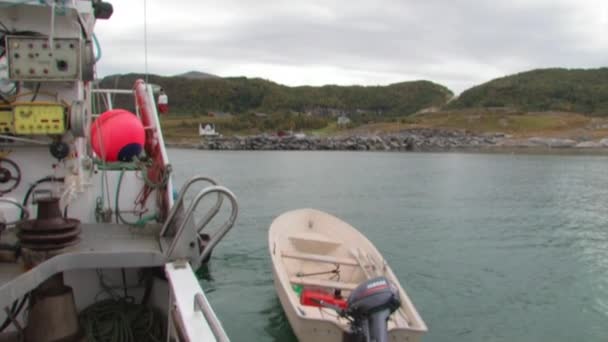 Een Grote Vissersboot Die Langs Twee Kleinere Motorboten Baai Komt — Stockvideo