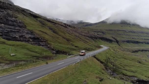 Vista Aérea Land Rover Naranja Conduciendo Paisaje Dramático Islas Feroe — Vídeo de stock