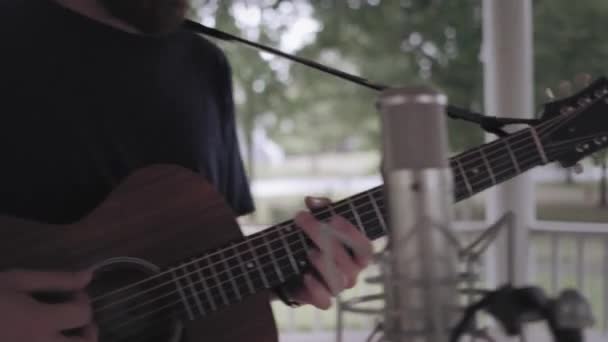 Homem Tocando Guitarra Cantando Sob Gazebo Chuva Girando Torno Frente — Vídeo de Stock