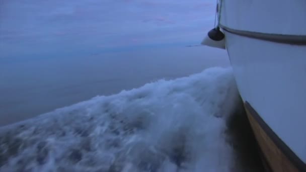 ボートの弓は暗い冷たい海を通って切断することを明らかにしました — ストック動画