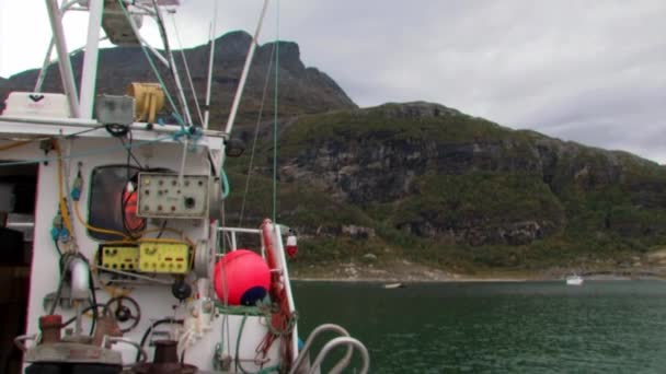 Barco Pesquero Que Viaja Océano Acerca Dos Barcos Más Pequeños — Vídeos de Stock