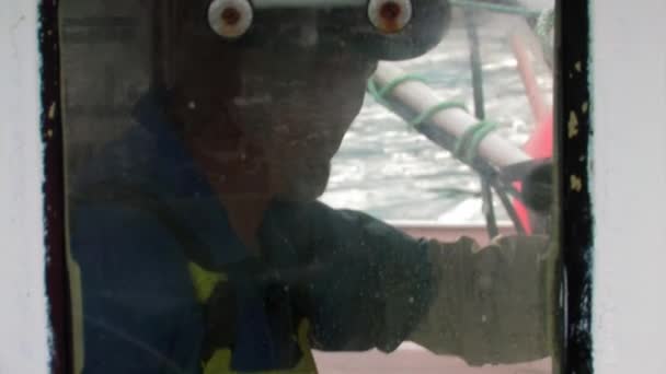 海を渡る船の船長を示す車輪の家のガラスを通して見ると — ストック動画
