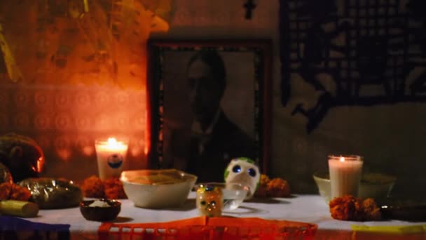 Tag der Toten: Foto eines mit Essen, Kerzen und Blumen geschmückten Altars für den mexikanischen Feiertag. 