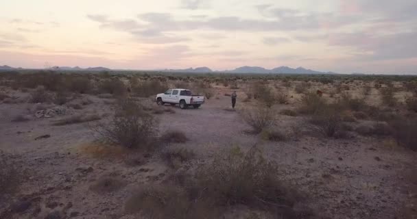 Drone Dolly Out View White Truck Uav Pilot Small Desert — ストック動画