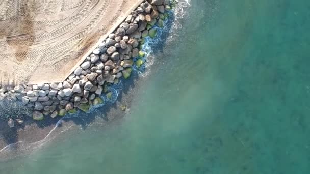 Luftaufnahme Einer Meeresbuhne Felsiger Küste Und Traktorspuren — Stockvideo