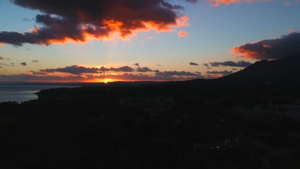 Fantastisk Molnigt Berg Solnedgång Över Medelhavet — Stockvideo