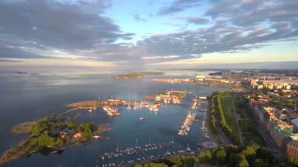 Antena Visão Parcialmente Nublada Olho Pássaro Para Mar Helsinki Costeiro — Vídeo de Stock
