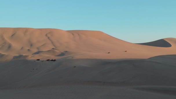 Naplemente Drónfelvételek Peru Homokdűnéi Felett Közel Icához Huacachinához Emberek Sétálnak — Stock videók