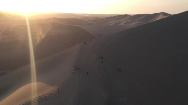 Záběry Západu Slunce Nad Písečnými Dunami Peru Blízkosti Icy Huacachiny — Stock video