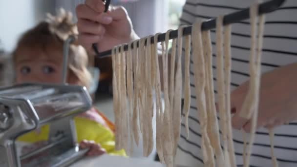 Madre Casa Cocina Colgando Tiras Pasta Caseras Para Secar Percha — Vídeo de stock