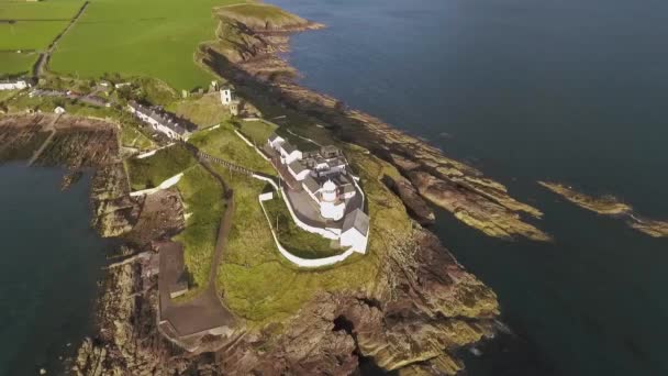 Roche Point Lighthouse Ligt Aan Ingang Van Cork Harbour Ierland — Stockvideo