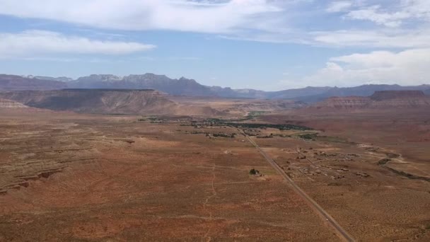 山の範囲と空を示す砂岩キャニオンの範囲の空中ショットのパンニング — ストック動画