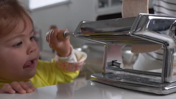 Menina Filha Com Mãe Casa Cozinha Aprendendo Usar Massa Rolante — Vídeo de Stock