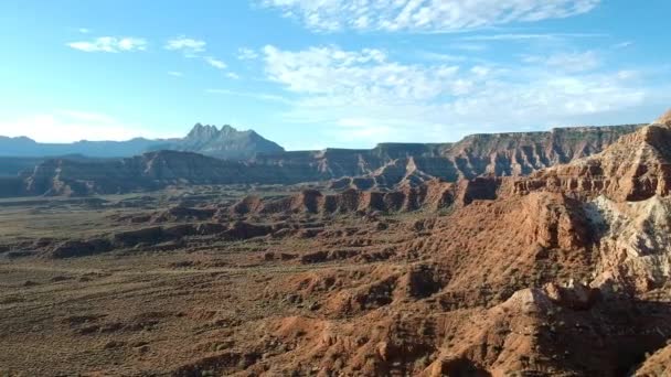 Panning Tiro Aéreo Gama Canyon Mostrando Vegitation Nuvens — Vídeo de Stock