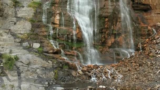 Górę Panning Water Flowing Waterfall Pokazujące Mokrą Teksturowaną Skałę Zbliżenie — Wideo stockowe