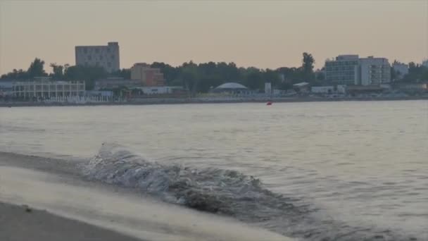 Czarnomorska Piaszczysta Plaża Pusta Wschodzie Słońca Linią Brzegową Widoczną Horyzoncie — Wideo stockowe