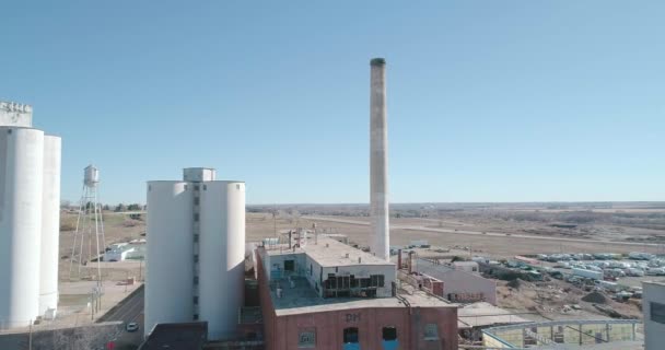 Tiro Dron Mostrando Molino Azúcar Abandonado Desde Muy Lejos — Vídeo de stock