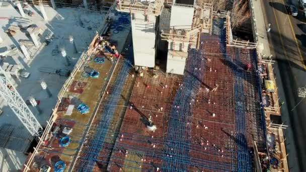 Trabajadores Construcción Cima Edificio Colorado — Vídeo de stock