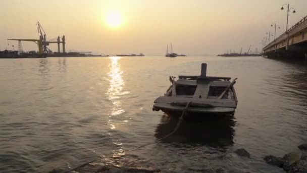 Gładki Strzał Gimbal Spokojnej Drewnianej Łodzi Halong Bay Wietnam Żurawie — Wideo stockowe