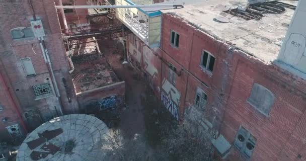 Luchtopname Van Een Geanbandonneerd Industrieel Gebouw Met Veel Graffiti — Stockvideo
