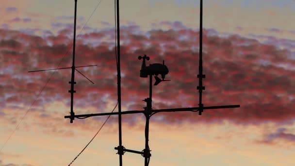 Meteoroloji Istasyonundan Yukarı Kaldır Direğe Bağlı Telsiz Antenleri Meteoroloji Istasyonunun — Stok video