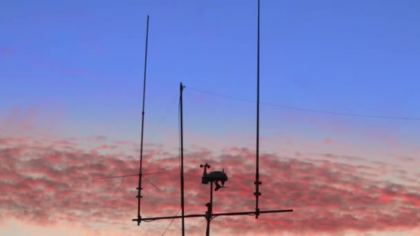 Wetterstation Und Funkantennen Auf Einem Mast Montiert Wetterstation Windmesser Bewegt — Stockvideo