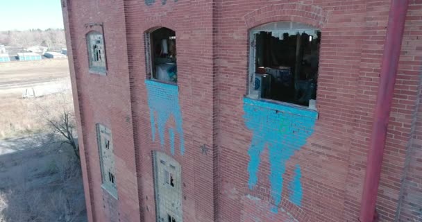 Luftaufnahme Beschädigter Fenster Einer Verlassenen Industrie — Stockvideo