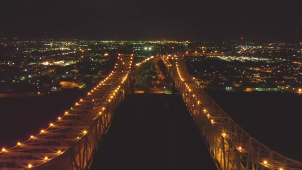 ニューオーリンズの空から見たライトアップされた橋 — ストック動画