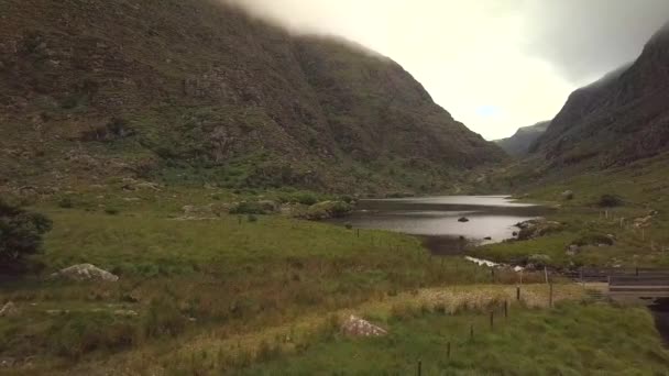 位于爱尔兰丹洛县空隙的空中无人机飞行 — 图库视频影像